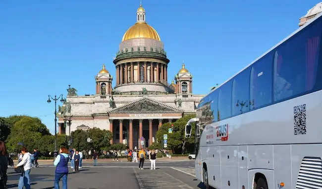 Туристический автобус у исторических достопримечательностей