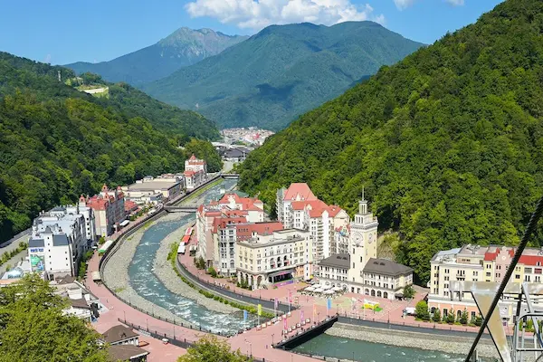 Горный кластер Rosa Khutor с видом на Главный Кавказский хребет